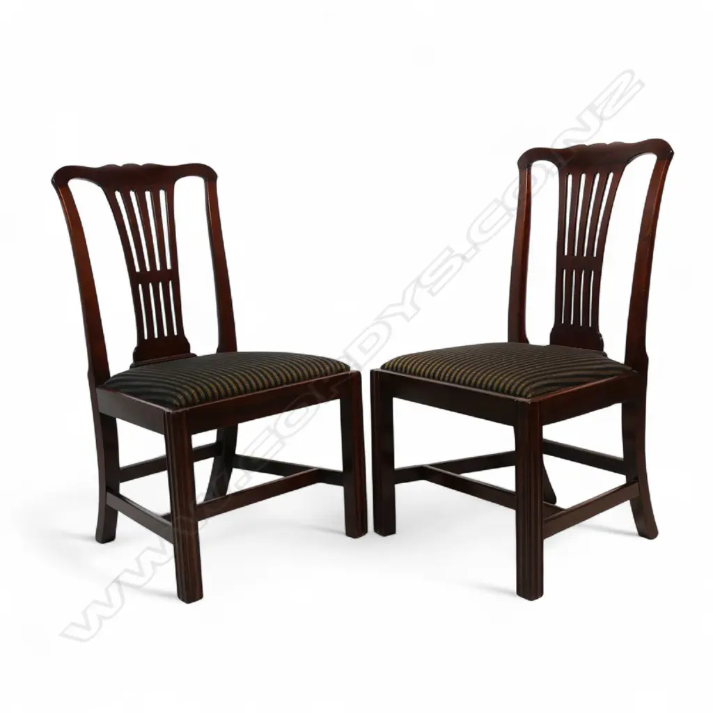 A pair of c.1780 English mahogany Hepplewhite-style chairs, Image 1++